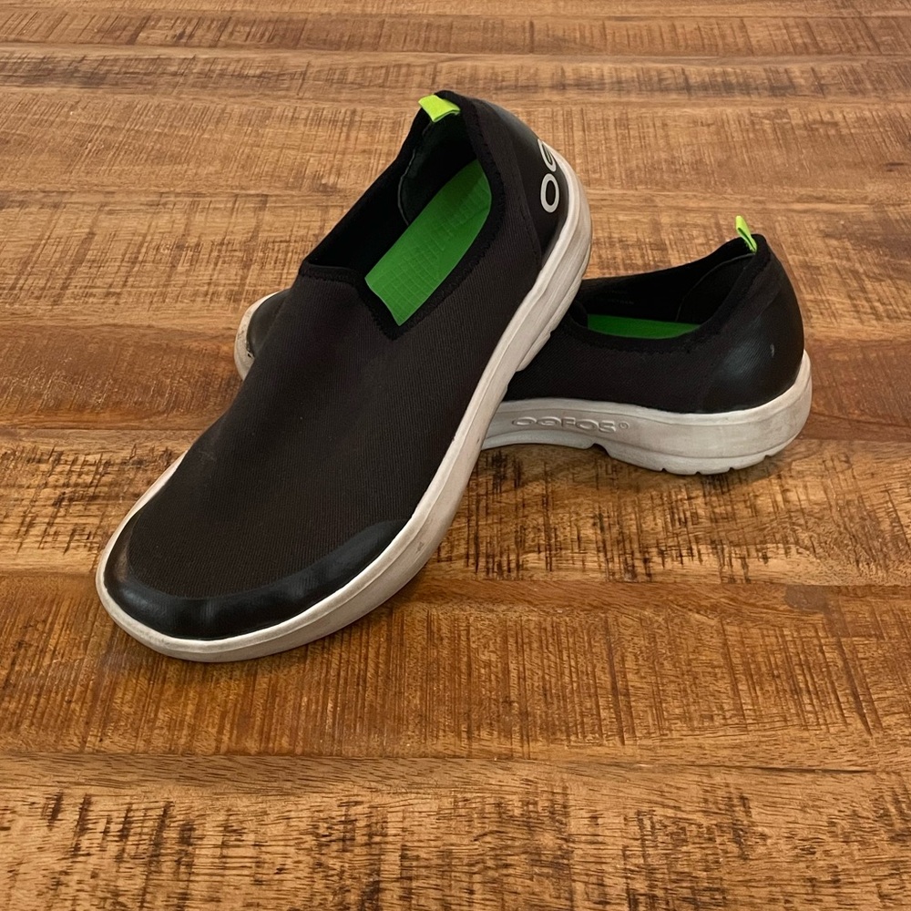 OOFOS OOmg eeZee Low Slip-On Shoes